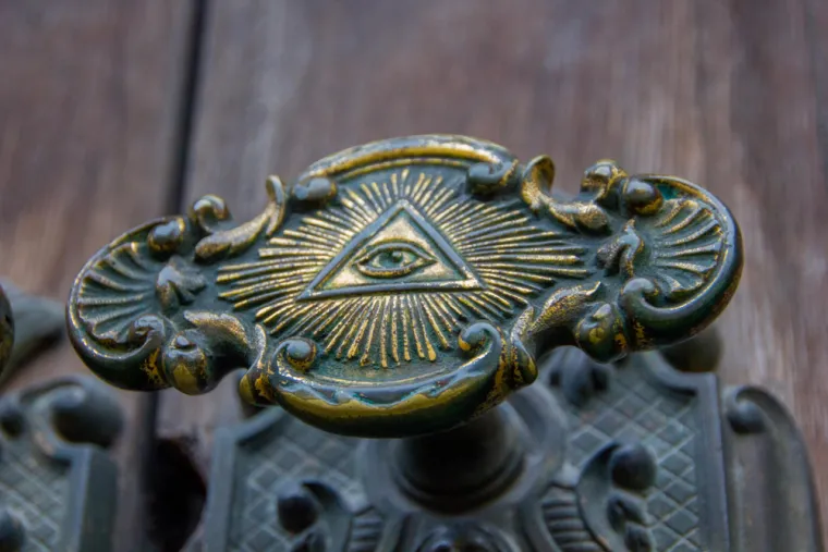 Što su Iluminati:  Mit se proširio otkad je stvarno tajno društvo osnovano u Bavarskoj u 18. stoljeću. Postojanje tajnog društva poznatog kao Iluminati ostaje jedna od najtrajnijih teorija zavjere modernog doba. Liječnici, političari, glumci i glazbenici optuženi su da su članovi tajanstvene skupine koja navodno kontrolira svijet. Dok je većina glasina izmišljotina, u Bavarskoj je prije više od 200 godina postojalo pravo tajno društvo.