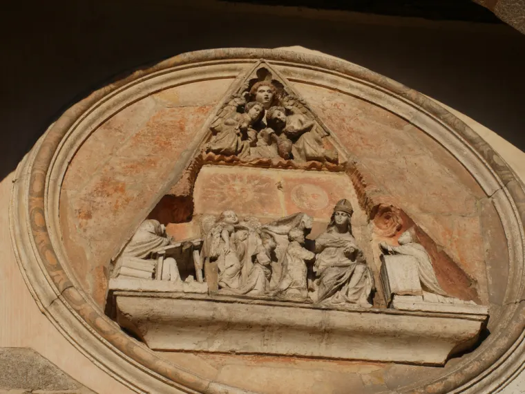 Zagovornici postojanja Iluminata: Zagovornici postojanja Iluminata ističu da mogu izravno ili neizravno utjecati na povijesne događaje. Sinonim za Iluminate danas je Savjet za inozemne veze, &lsquo;think tank&rsquo; koji se sastoji od bogatih bankara, poznatih znanstvenika i utjecajnih političara. S druge strane, stvarnih dokaza o djelovanju Iluminata nema, osim dvije knjige koje su bile pisane kako bi se prodale. Jedan od glavnih zagovornika ove nove ideologije bio je pisac Robert Anton Wilson koji je želio vratiti kaos u dru&scaron;tvo "&scaron;irenjem dezinformacija kroz sve portale - kroz kontrakulturu, kroz mainstream medije", rekao je Bramwell. Sljedbenici su to činili slanjem lažnih pisama časopisima, pripisujući zata&scaron;kavanje i teorije zavjere, poput ubojstva JFK-a, tajnoj elitnoj organizaciji zvanoj Iluminati.