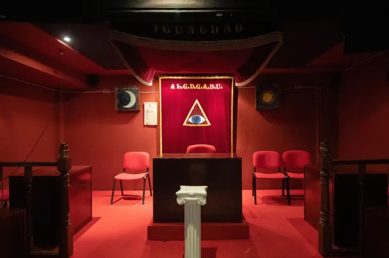 Razlika između Iluminata i masona: I jedna i druga organizacija sastavljena je od navodno slobodoumnih i intelektualnih pojedinaca. Ono &scaron;to im je zajedničko jest tajnovitost njihovih organizacija, dok im se ciljevi poprilično razlikuju. Iluminati su skupina koja se često povezuje s Novim svjetskim poretkom, dok masoni, promiču čast i ideale vite&scaron;tva među svojim članovima. Uz to, masoni otvoreno djeluju, dok je postojanje danas Iluminata u najmanju ruku upitno. Masoni su pripadnici međunarodnog tajnog i ekskluzivnog udruženja framasona, održavaju mistične obrede primanja u članstvo i u drugim prigodama, a glavni ciljevi su im uzajamno potpomaganje, zajedničko zastupanje cehovskih, građanskih i političkih interesa, u novije vrijeme modernizirali organizaciju, pojednostavnili i liberalizirali proceduru primanja u članstvo. Iluminati su postali javna tajna, kao i masoni. To je shvatljivo s obzirom na to da su brojni moćnici, članovi elite, bili rame uz rame s klerom i političarima. Crkva je tvrdila kako je cilj ovih organizacija poljuljati vjeru kod ljudi, iako one ne moraju nužno biti u suprotnosti s religijskim učenjima. Ove organizacije su zahtijevale sekularnije dru&scaron;tvo, odvajanje vjere i politike, &scaron;to je bavarskoj vladi bio i vi&scaron;e nego dovoljan razlog da krene u progon.