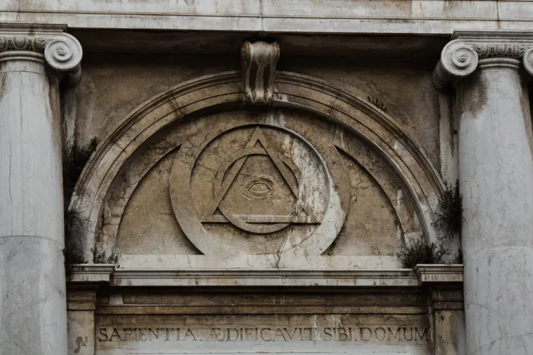 Zabrana djelovanja tajnih skupina: Tek &scaron;to su počeli osiguravati važne pozicije na sveučili&scaron;tima i u vladama, 1784. Karl Theodor Bavarski zabranjuje sve tajne organizacije, &scaron;to ne mora značiti da one nisu mogle nastaviti djelovati iz tajnosti. Ipak, posljedice tog zakona uzrokovale su nakon tek devet godina postojanja njihovo razilaženje, dokumentacija im je zaplijenjena, a Weishaupt je protjeran u inozemstvo.  Glas na kojemu su danas Iluminati produkt je razdoblja u kojem su oni već bili davna pro&scaron;lost. Naime, desetak godina nakon raspada organizacije, neki od suvremenika francuske revolucije u Iluminatima su vidjeli prave vođe revolucije kojoj je cilj bio sru&scaron;iti monarhiju. 