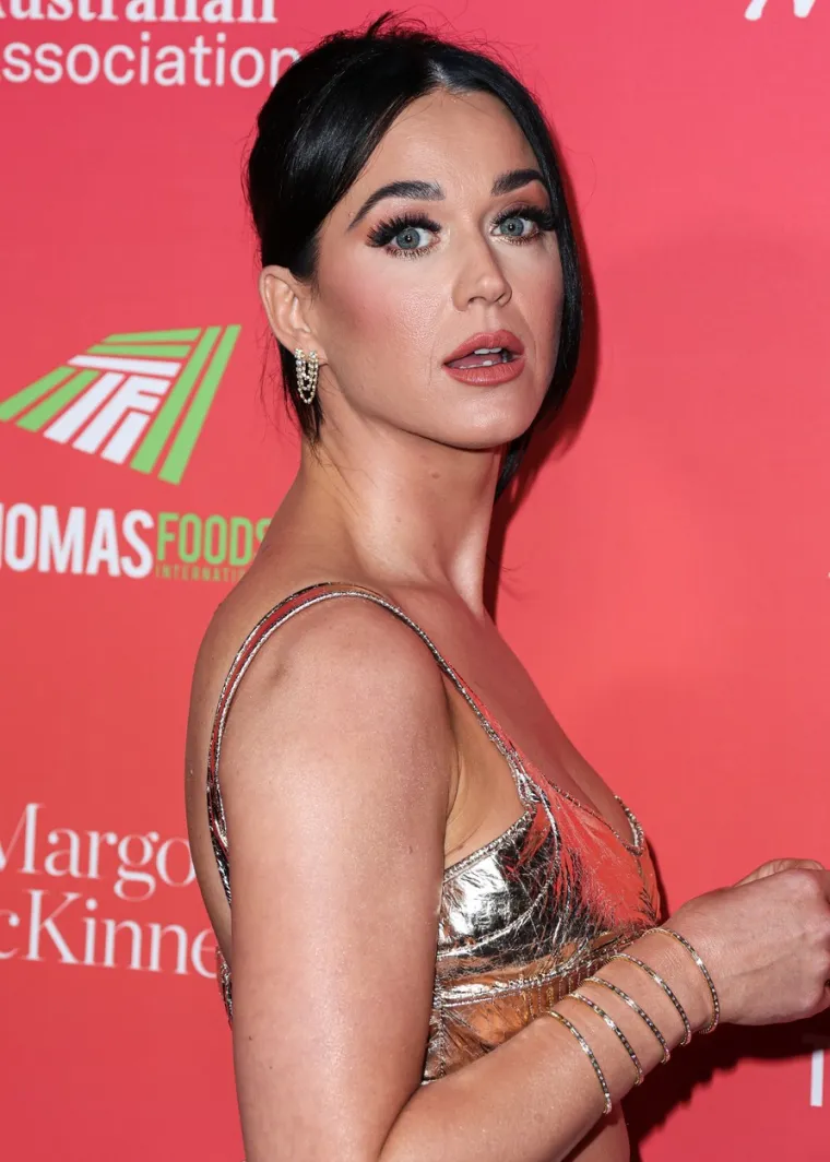 Simbol koji je Rihanna pokazala uzburkao duhove: &Scaron;to on znači, za&scaron;to se veže uz iluminate i tko su oni zapravo?