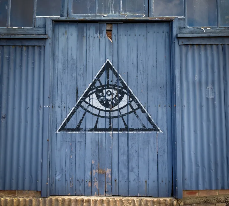 Dokazi o postojanju Iluminata:  Dokaza o postojanju Iluminata kao organizacije navodno naprosto nema. Ideje koje su oni zastupali postale su uzori mnogim Zapadnim zemljama, no te ideje nisu počele od njih. Oni su bili samo jedna od organizacija koje su nastale na valu promjena u Europi 17. stoljeća oko kojih se stvorio niz mitova koji golicaju ma&scaron;tu mnogih i u na&scaron;e vrijeme.  