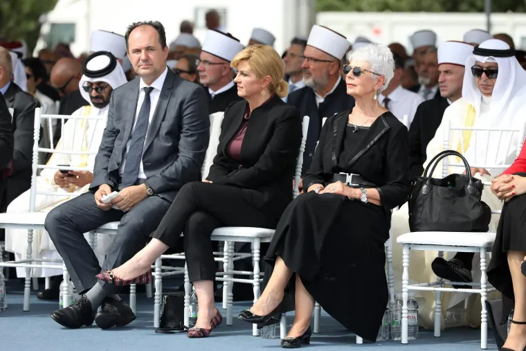 Hrvoje Markulj, prvi suprug premijerke Kosor i suradnik Ive Josipovića, za Jutarnji list jednom je prilikom otkrio kako se rasplamsala i ugasila ljubav između njega i bivše premijerke. Hrvoje je kazao da je Jadranka &quot;oduvijek bila odlikašica i disciplinirana osoba&quot;. Još je dodao da je uvijek vjerovao u nju. 