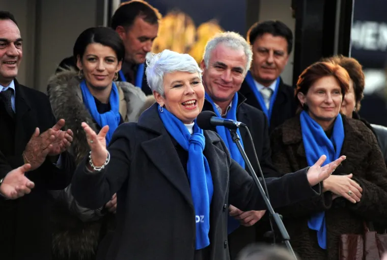 &quot;Tako zaljubljenima i mladima nije nam bilo teško živjeti u podstanarskom stanu, na zagrebačkom Kaptolu, u blizini popularne ljekarne. Stanovali smo u kaptolskim zidinama sve dok poslije nisam naslijedio kuću u koju smo se preselili&quot;, objasnio je Hrvoje, koji je direktor Hrvatske diskografske udruge, a s Josipovićem je počeo surađivati 1995. godine na projektu zaštite autorskih prava.