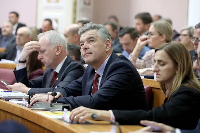 Jel' znate tko je ovaj tip? Bio je apsolutna zvijezda današnjeg glasovanja, nećete vjerovati što mu je dobacio Jandroković