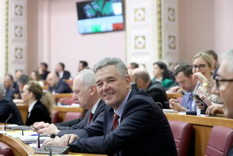 Jel' znate tko je ovaj tip? Bio je apsolutna zvijezda današnjeg glasovanja, nećete vjerovati što mu je dobacio Jandroković