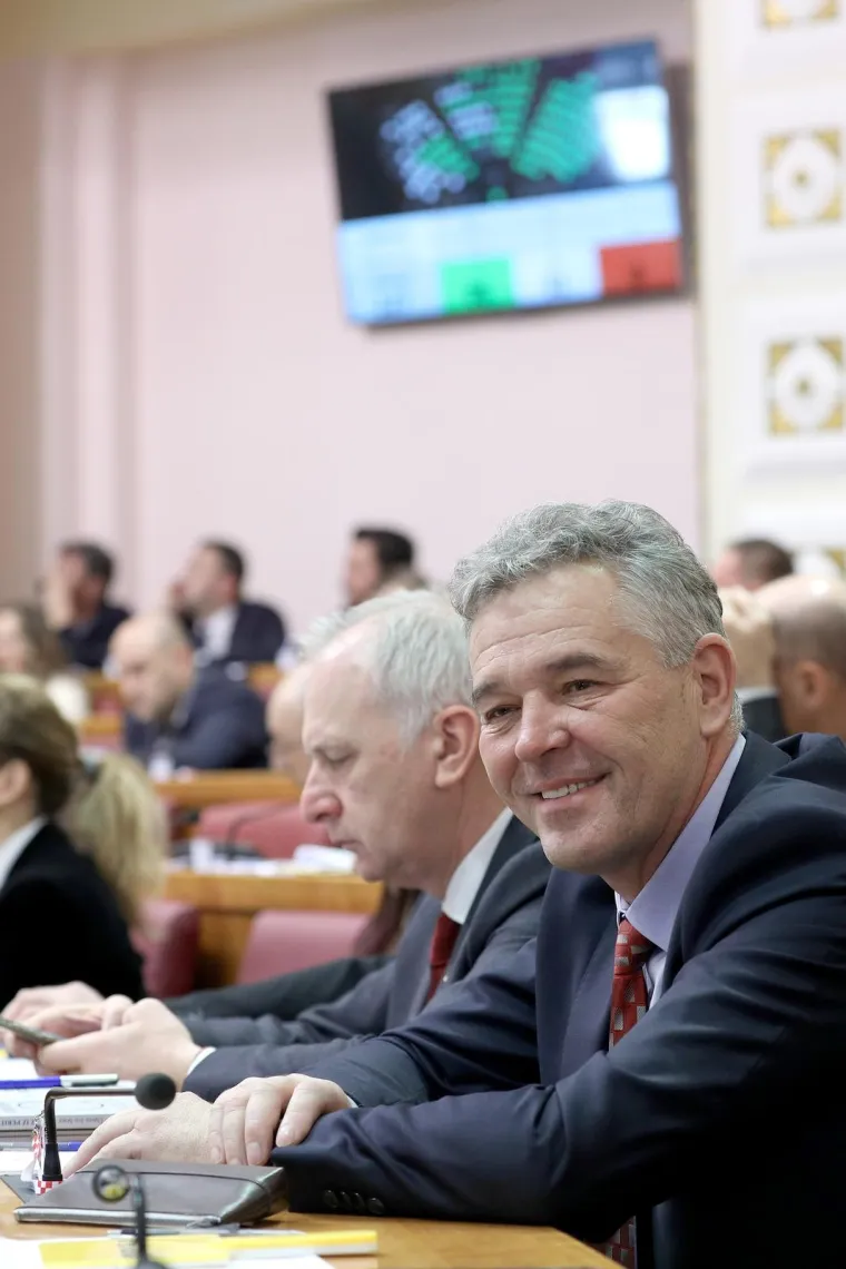 Jel' znate tko je ovaj tip? Bio je apsolutna zvijezda današnjeg glasovanja, nećete vjerovati što mu je dobacio Jandroković