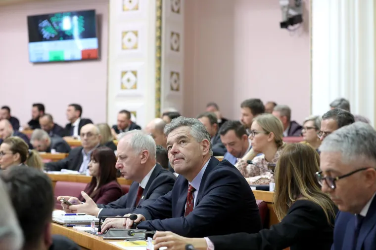 Jel' znate tko je ovaj tip? Bio je apsolutna zvijezda dana&scaron;njeg glasovanja, nećete vjerovati &scaron;to mu je dobacio Jandroković