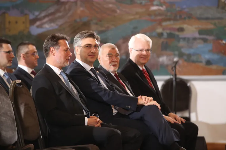 Izabrao Pantovčak, a ne Markov trg. Pjevala mu Josipa Lisac. Prije 3 godine Milanović je prisegnuo za predsjednika