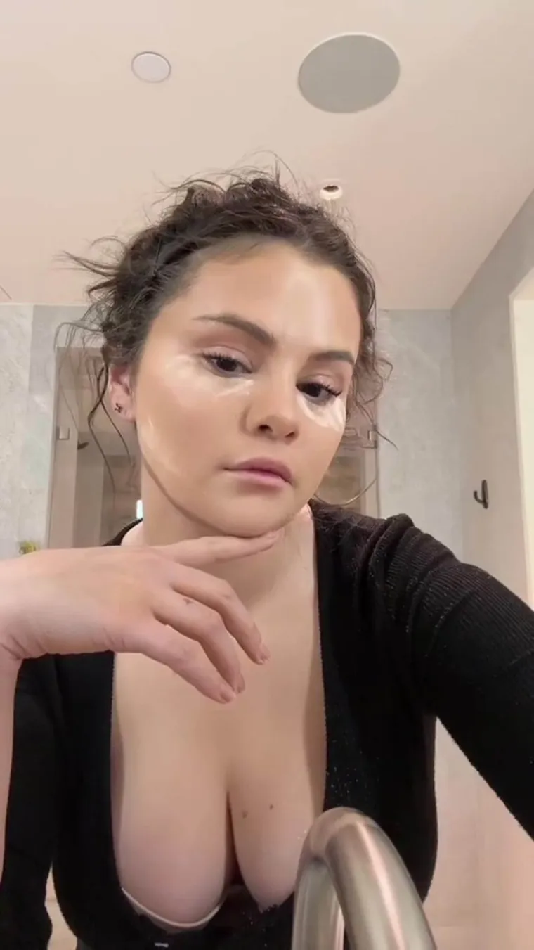 2023: Da podsjetimo, nedavno je zabrinula obožavatelje s videom svoje beauty rutine na kojoj su joj se vidno tresle ruke.