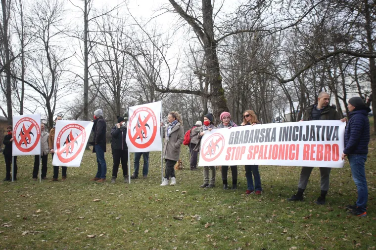 Građani prosvjedovali protiv spalionice na Rebru: 'Hoću zrak, neću prah'