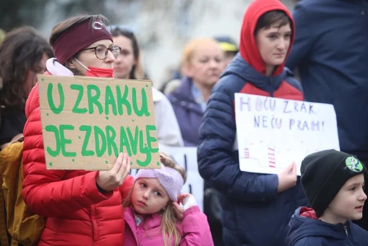 Građani prosvjedovali protiv spalionice na Rebru: 'Hoću zrak, neću prah'