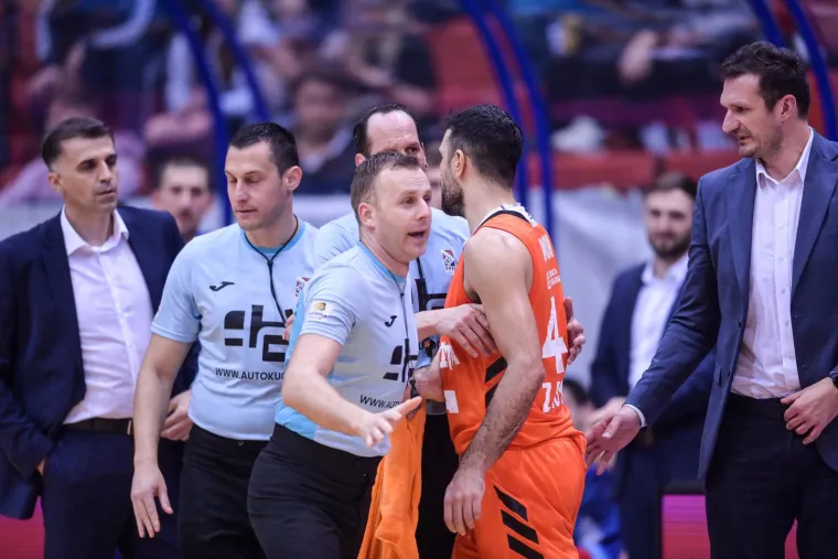 Bijesni Simon krenuo u obračun sa Sesarom na kraju finala: 'Neću dozvoliti da nas itko ponižava. To se ne radi'