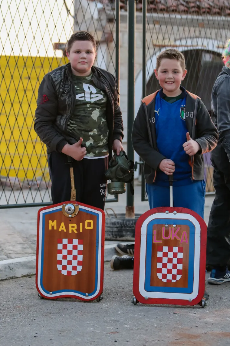 Maškarana utrka kroz grad u drvenim kolicima: Pogledajte Filipjanske balinjere kako se ludo zabavljaju