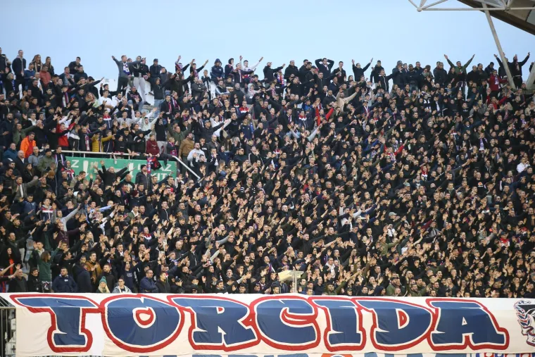 Torcida digla poruku prerano preminulom članu i zapalila Sjever
