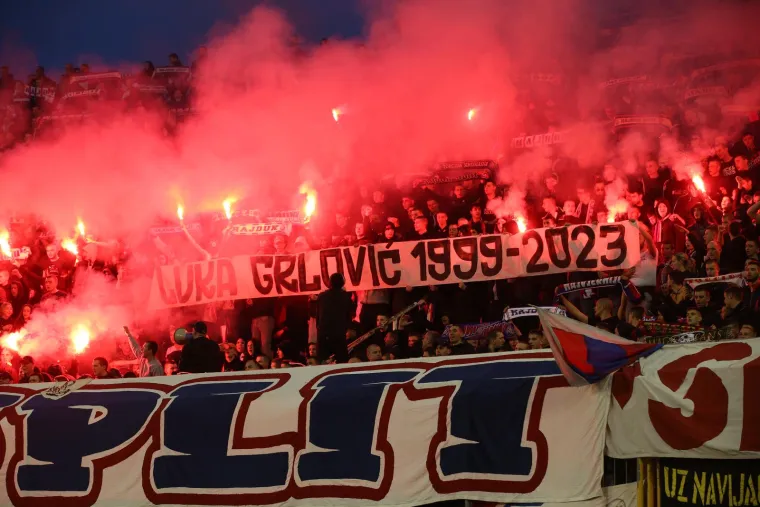 Torcida digla poruku prerano preminulom članu i zapalila Sjever