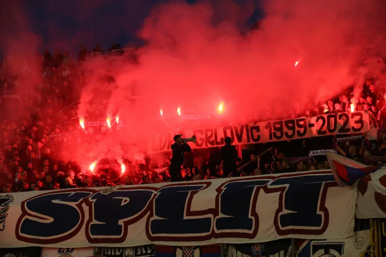 Torcida digla poruku prerano preminulom članu i zapalila Sjever