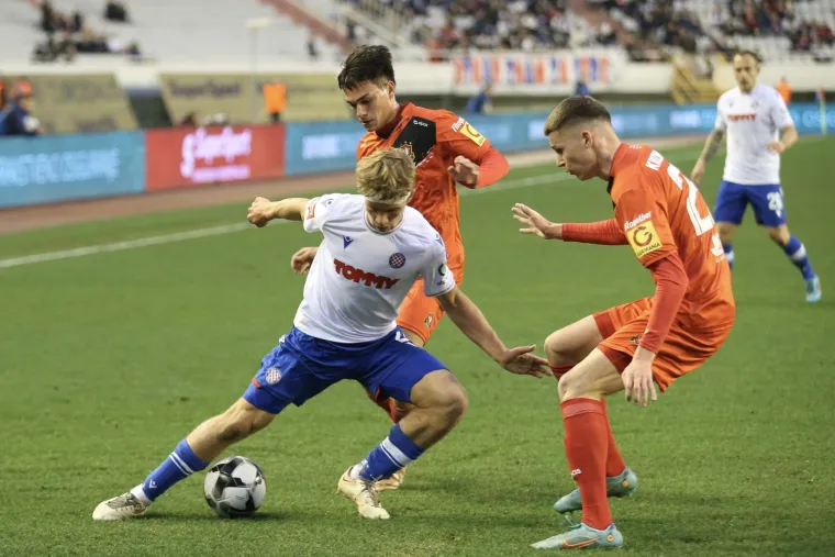 Torcida digla poruku prerano preminulom članu i zapalila Sjever