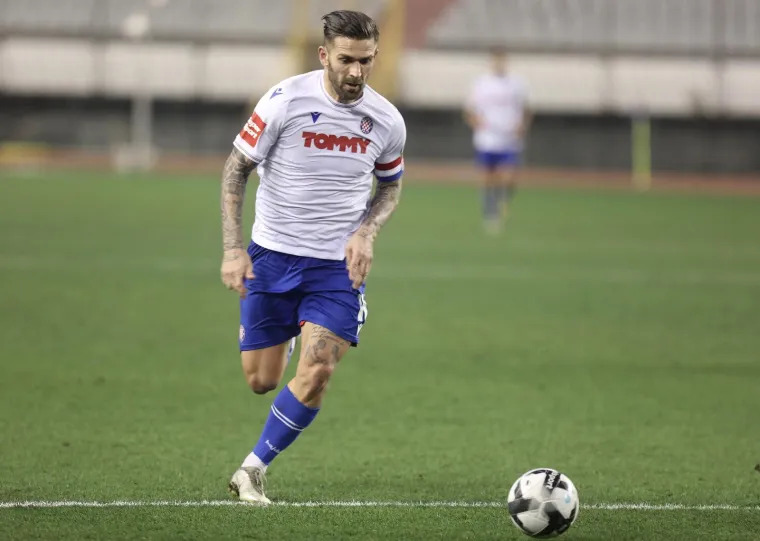 Torcida digla poruku prerano preminulom članu i zapalila Sjever