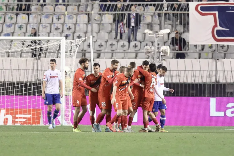 Torcida digla poruku prerano preminulom članu i zapalila Sjever