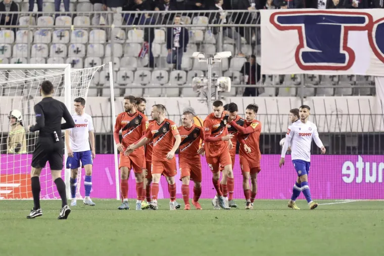 Torcida digla poruku prerano preminulom članu i zapalila Sjever