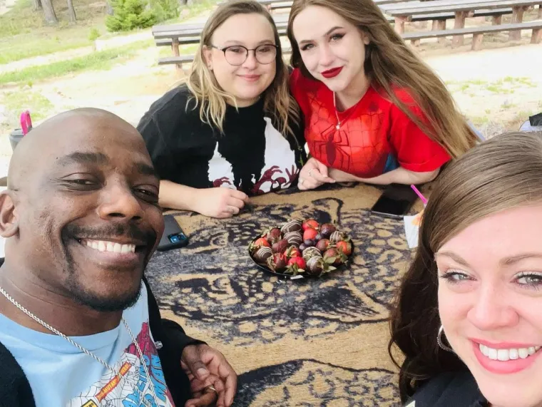 Bolje živi nego ministar: Na&scaron;ao je tri žene koje ga uzdržavaju i zadovoljavaju, za posao ne želi ni čuti