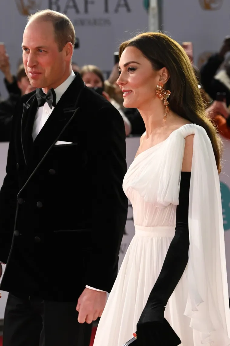 Kate Middleton je izazvala masovno padanje vilica kad se pojavila u 'recikliranoj' haljini i nau&scaron;nicama iz Zare