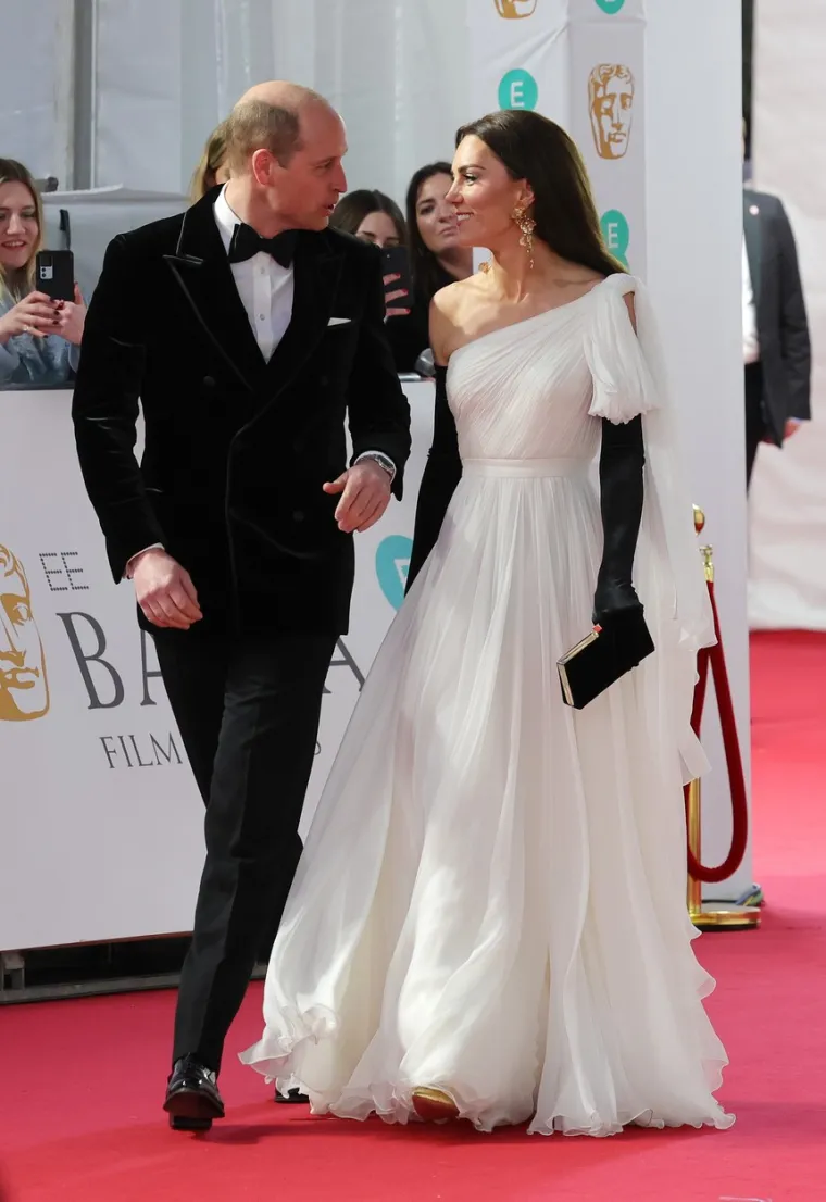 Kate Middleton je izazvala masovno padanje vilica kad se pojavila u 'recikliranoj' haljini i nau&scaron;nicama iz Zare