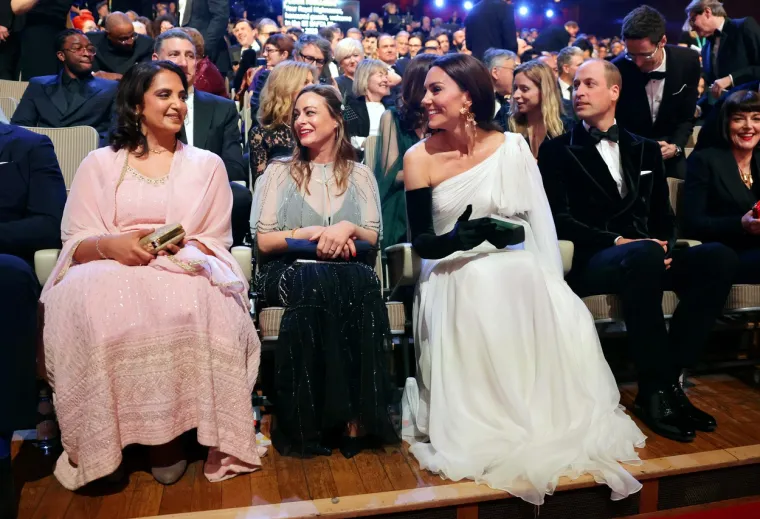 Kate Middleton je izazvala masovno padanje vilica kad se pojavila u 'recikliranoj' haljini i nau&scaron;nicama iz Zare