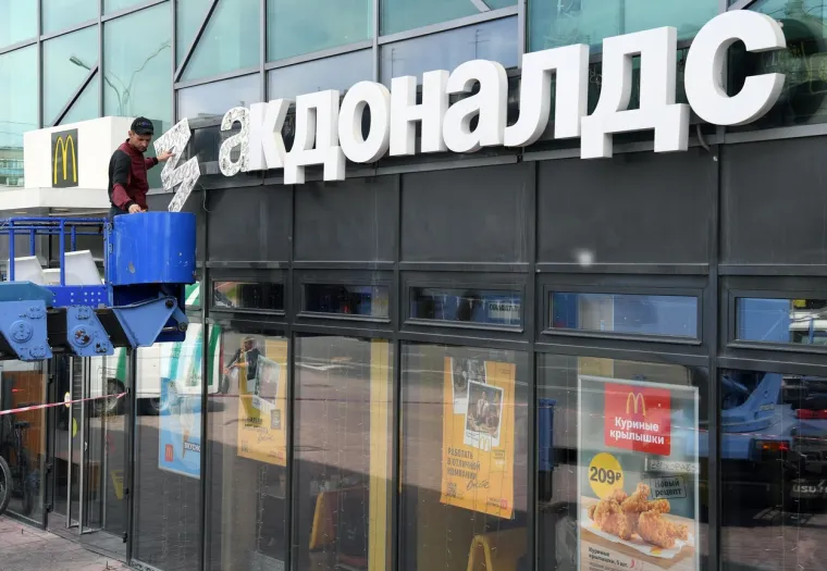 SANKCIJE RUSIJI
Ruska Federacija, mnogi njezini pojedinci i tvrtke bili su pod sankcijama Zapada jo&scaron; od 2014. godine i aneksije poluotoka Krima. Početkom invazije 2022. godine, EU, SAD i druge zapadne saveznice nametnuli su Rusiji nezapamćeno o&scaron;tre sankcije poo&scaron;travajući ih u nekoliko krugova. Na popisu osoba pod sankcijama su najvi&scaron;i ruski dužnosnici poput predsjednika Putina i ministra vanjskih poslova Sergeja Lavrova, mnogi oligarsi povezani s Kremljem poput Romana Abramoviča, istaknuti poduzetnici, propagandisti, ali i vojni dužnosnici odgovorni za ratne zločine te raketne napade na civile i kritičnu infrastrukturu u Ukrajini. Na popisu sankcija su banke i financijske institucije, poduzeća u vojnom i obrambenom sektoru, poduzeća u sektoru zrakoplovstva, brodogradnje i strojogradnje, oružane snage i paravojne skupine, političke stranke te medijske kuće i poduzeća koja &scaron;ire prorusku i antiukrajinsku propagandu. Cilj sankcija je zadati &scaron;to veći udarac ruskom gospodarstvu kako bi se u &scaron;to većoj mjeri onemogućilo financiranje i vođenje rata. Primjerice, zabranjen je uvoz iz Rusije sirove nafte i naftnih derivata, ugljena, čelika, željeza, zlata... Sankcije ujedno znače da zemlje Zapada ne smiju izvoziti u Rusiju najsuvremeniju tehnologiju, određene vrste strojeva, tehnologiju za preradu nafte, kao i onu u području energetske, pomorske, zrakoplovne i svemirske industrije te, naravno, oružje i vojni materijal.