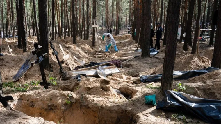 MASOVNE GROBNICE
Pokolj civila u Buči bio je tek početak. U idućim mjesecima masovne grobnice otkrivene su i u drugim naseljima poput Izjuma, Limana, Svjatohirska&hellip; Čak 99 posto ekshumiranih tijela iz masovne grobnice u Izjumu kod Harkiva imalo je tragove nasilne smrti. Dosad je pokrenuto nekoliko tisuća istraga o ratnim zločinima u Ukrajini, a govori se da bi Međunarodni kazneni sud u Haagu trebao pokrenuti kazneni progon Vladimira Putina zbog ratnih zločina. Glavni tužitelj tog suda, Karim Khan, navodno već razmatra optužbe o zločinima ruskih vojnika nad civilima u dosada&scaron;njem tijeku rata.