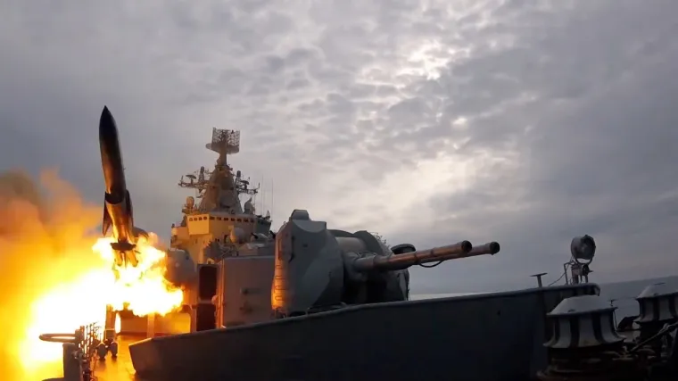 POTOPLJENA KRSTARICA MOSKVA
Jedna od najvećih udaraca ruskoj vojsci zadan je 13. travnja kada je pogocima dvaju projektila Neptun u Crnom moru potopljena raketna krstarica ruske mornarice 'Moskva', glavni brod ruske Crnomorske flote, najmoćniji ratni brod u regiji i bez sumnje najveći ponos ruske mornarice. Rusko Ministarstvo obrane objavilo je da je nosač krstarećih (nuklearnih) raketa potonuo dok je bio tegljen do luke u olujnom vremenu nakon &scaron;to je "izgubio balans zbog &scaron;tete zadobivene na trupu nakon eksplozije municije i požara". Drugim riječima, potopljen je.