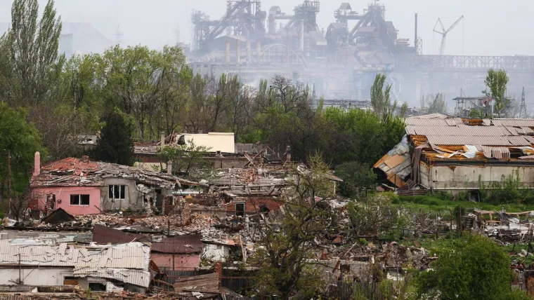 BITKA ZA MARIUPOLJ
Ubrzo nakon početka invazije, ruske su snage zauzele Mariupolj, strate&scaron;ki važan lučki grad na obali Azovskog mora. Grad je tjednima bio izložen te&scaron;koj artiljerijskoj paljbi i bio gotovo posve uni&scaron;ten. Prema nekim procjenama, u napadima na grad, koji je prije rata imao oko 450.000 stanovnika, ubijeno je vi&scaron;e od 20 tisuća civila, a na meti napadača bili su i rodili&scaron;te te kazali&scaron;te u kojem se pred granatama skrilo oko tisuću ljudi. Branitelji grada, među kojima i pripadnici Azovske bojne koje je Kremlj etiketirao kao "naciste" tvrdeći da su činili te&scaron;ke zločine nad Rusima u Donbasu od 2014. naovamo - utoči&scaron;te su na&scaron;li u čeličani Azovstalj, divovskom tvorničkom kompleksu s mrežom podzemnih tunela. Otamo su tjednima pružali otpor sve dok čeličanu nisu zauzeli čečenski borci Ramzana Kadirova. Branitelji iz Azovstalja bili su prisiljeni predati se 16. svibnja, a time je i grad pao u ruske ruke.  