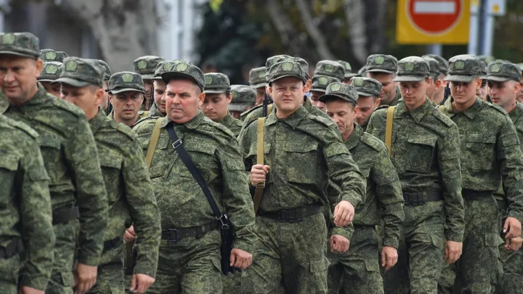 DJELOMIČNA MOBILIZACIJA U RUSIJI
Tjedan dana prije zavr&scaron;enog referenduma u proruskim separatističkim regijama Ukrajine i objave njihovog pripajanja Ruskoj Federaciji, Putin je, očito potaknut uspjehom ukrajinske protuofenzive, proglasio djelomičnu mobilizaciju, kojom je trebalo biti obuhvaćeno 300.000 Rusa, većinom vojnih obveznika iz pričuvnog sastava, odnosno običnih građana. Pritom je Putin ponovno uputio prijetnju Zapadu rekav&scaron;i: "Ako teritorijalni integritet na&scaron;e države bude ugrožen, iskoristit ćemo sva dostupna sredstva za obranu na&scaron;eg naroda. Ovo nije blef." Ubrzo nakon objave djelomične mobilizacije deseci tisuća Rusa krenuli su prema zračnim lukama i graničnim prijelazima bježeći od mobilizacije u najbliže zemlje. A mnogi mobilizirani su, prema izvje&scaron;tajima, poslani na rati&scaron;te kao "topovsko meso" - slabo odjeveni, naoružani i obučeni za borbe.