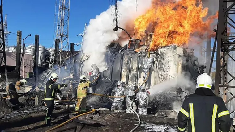 RAKETIRANJE GRADOVA I CIVILNE INFRASTRUKTURE
Napad na Krimski most bio je tek "dobrodo&scaron;ao" povod Rusiji za početak masovnih napada dalekometnim raketama na ukrajinske gradove i ključnu civilnu infrastrukturu. No, nije u pitanju bila samo osveta, nego i plan Rusije da stanovni&scaron;tvo Ukrajine na početku jeseni ostavi u mraku i hladnoći te im tako pokaže kako će im biti tijekom zime. Cilj tih bombardiranja bio je nanijeti &scaron;tetu  ključnoj infrastrukturi poput električne i vodoopskrbne mreže. Taktika psiholo&scaron;kog iscrpljivanja svodila se na to da bi, nedugo nakon &scaron;to ukrajinske službe saniraju &scaron;tete, uslijedila nova raketiranja.  