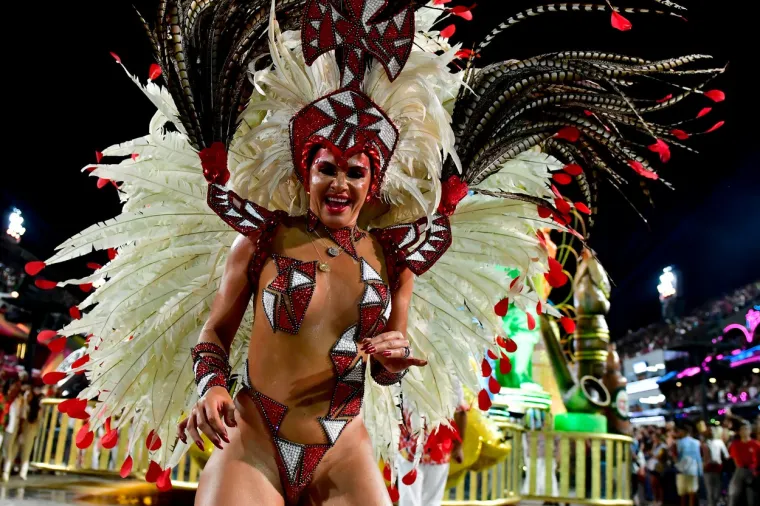 Karneval u Riju praznik je za oči: Ubitačno oskudni kostimi na raskošnim tijelima zamamnih Brazilki - uh!