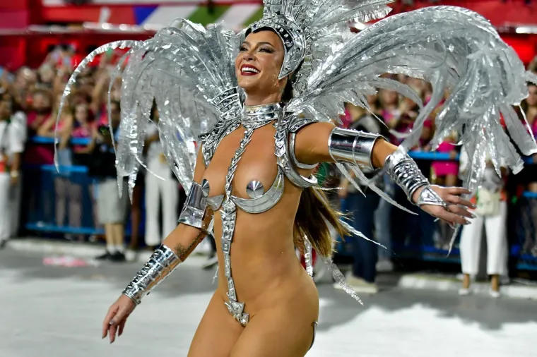 Karneval u Riju praznik je za oči: Ubitačno oskudni kostimi na raskošnim tijelima zamamnih Brazilki - uh!