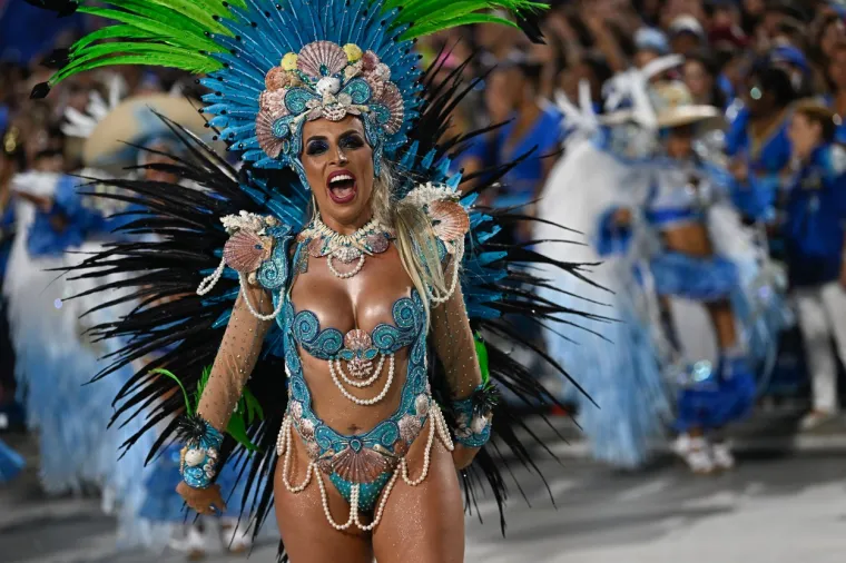 Karneval u Riju praznik je za oči: Ubitačno oskudni kostimi na raskošnim tijelima zamamnih Brazilki - uh!