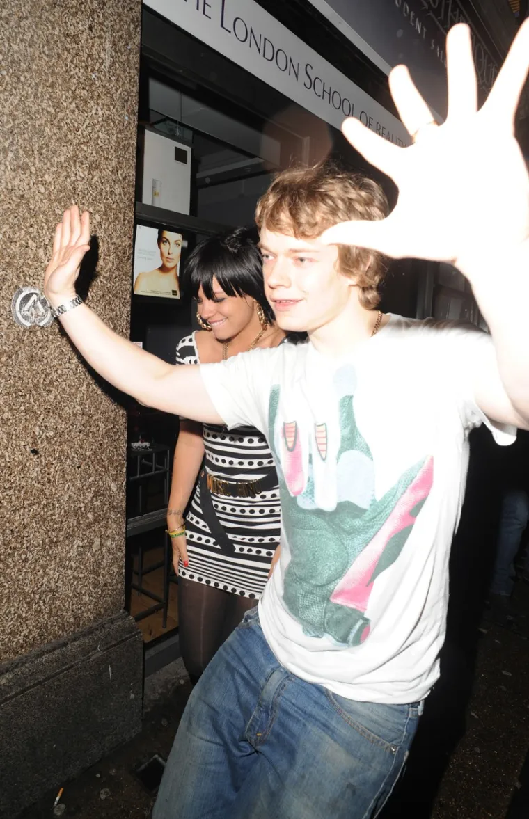 Glumac Alfie Allen je brat od pjevačice Lily Allen. 
