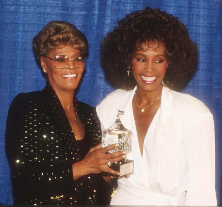 Pjevačice Dionne Warwick i Whitney Houston su bile rođakinje. 