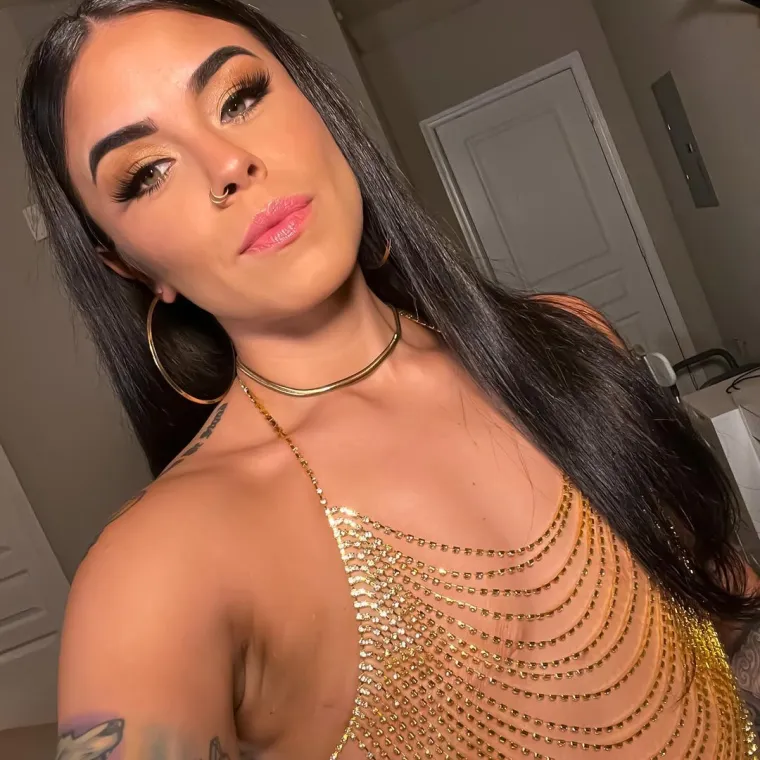 U trenucima nakon operacije 27. listopada 2021., Stephanie tvrdi da se osjećala &quot;samouvjereno i opako&quot; kada je vidjela kako joj izgledaju ravna prsa. Mama šestogodišnjeg Josiaha prigrlila je svoje novo tijelo i počela je pozirati u toplesu na društvenim mrežama kako bi taj izgled &quot;normalizirala&quot;.