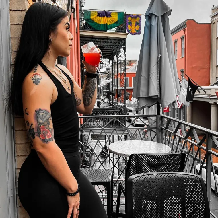 Steph je prikupila preko 1,4 milijuna pratitelja na TikToku, a neki od njezinih pratitelja stoje iza trolanja s kojim se suočava na internetu.
"Ljudi mi govore 'nitko ne želi ovo vidjeti', ali onda pogledam i otkrijem da oni zapravo prate moj račun", rekla je. "Svakoga tko se osjeća nesigurno, komentari, kakve ja dobivam, mogli bi ga zbilja dotući", zaključuje.