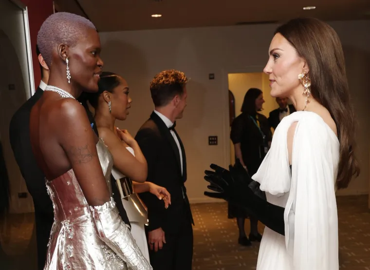 Ova gesta i takva razmjena nježnosti potpuno je netipična za članove kraljevske obitelji koji su se na svim javnim događajima držali strogih protokola te bi se jedva dotaknuli i približili, no sada je mladi par odu&scaron;evio sve prisutne, a i svjetsku javnost.

