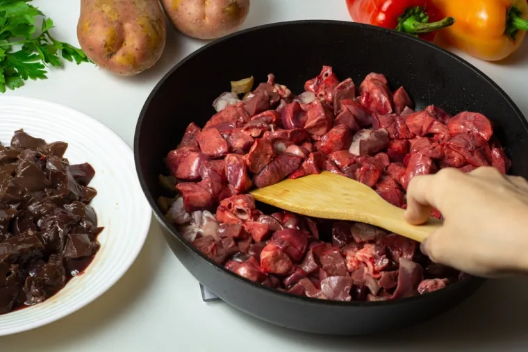 8. Pluća na kiselo: Jedna od delikatesa bila su i svinjska pluća, koja se izrežu na trakice te se dinstaju na luku, a od začina se dodavala sol, papar, paprika te jabučni ocat.