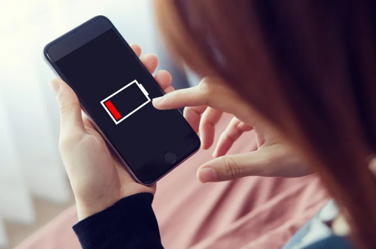 3: Prazna baterija: Ako vaš telefon odjednom često ostaje bez baterije, moguće je da se radi o tome da ga koristi netko drugi. Kod ovog problema, doduše, treba uzeti u obzir da se možda radi i o drugim čimbenicima - od stare baterije koja ne može izdržati dug rad kao prije do zahtjevnih aplikacija koji crpe telefonske resurse dok vi toga niste svjesni.