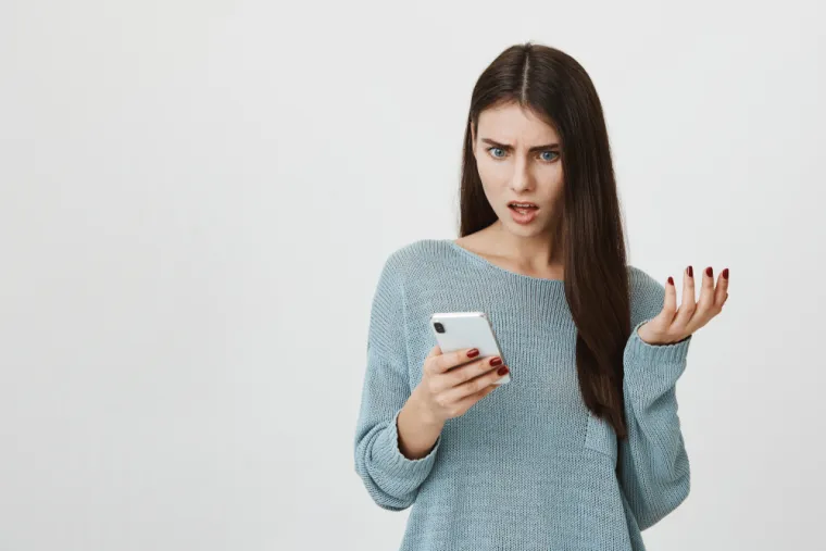 5. Primate čudne ili uvredljive tekstualne poruke? Možda je osoba koja koristi vaš telefon obrisala poruke i razgovore koje je vodila, pa ako odnikud počnete dobivati uvredljive i ljutite poruke od ljudi koji tvrde da ste s njima razgovarali, to je znak da se netko koristio vašim smartfonom.