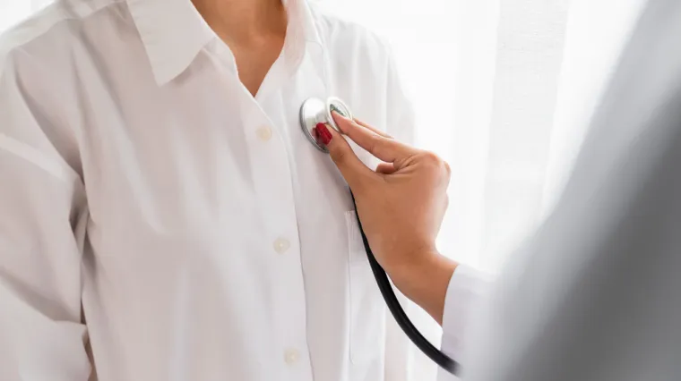 Mnogi iz neznanja i nevjerice infarkt prežive i preguraju na nogama. Vaše tijelo šalje jasne znakove, a na vama je da ih prepoznate. Postoje i neki neobični znaci koje ne smijete ignorirati...
