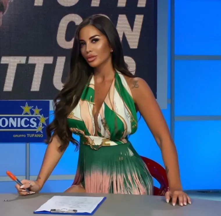 Bujna novinarka do ludila dovodi ubojitim dekolteom: Sada izvalila izjavu koja je itekako odjeknula u susjedstvu