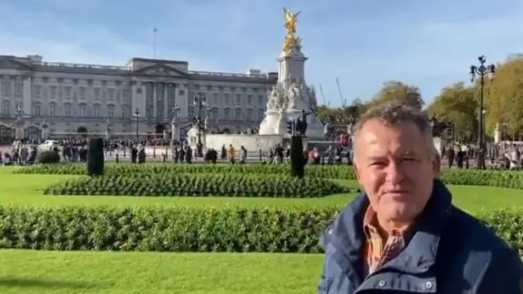 No u razgovoru za Mirror, Paul Burrell, koji je služio i Diani i pokojnoj kraljici, rekao je da je gledao njezine sinove kako biraju komade nakita koje žele zadržati nakon njezine smrti.