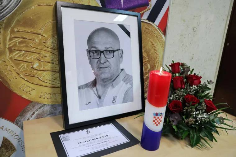 Popularni &apos;Sarač&apos; i legendarni desni vanjski preminuo je u 60. godini života nakon utakmice koja je njegovu Podravku dovela pred osvajanje novog naslova prvaka Hrvatske. Kada je krenuo kući iznenada mu je pozlilo, a nakon što je stigla hitna pomoć odvezen je u bolnicu.